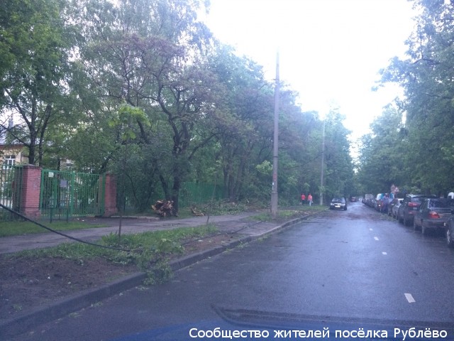 В Рублево прошел ураган. Повалены деревья, оборваны провода. В Москве десятки погибших.