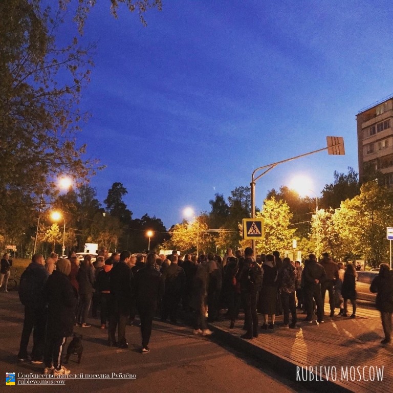 Жители Рублёво высказали депутату свое возмущение на его голосование за новую ярмарку. 2