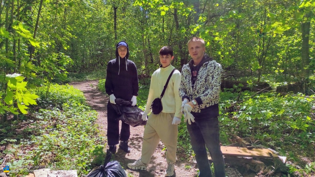 В Рублево состоялся очередной субботник по уборке леса 7