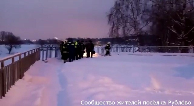 Пять человек на снегоходах провалились под лед на Москве-реке